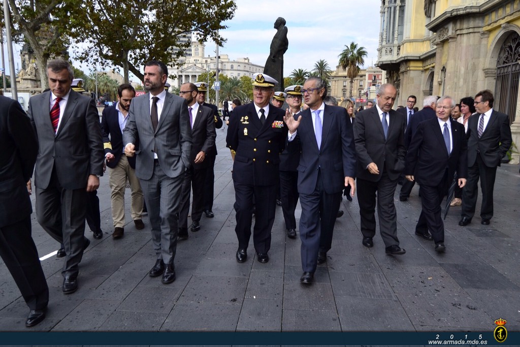 El Almirante Jefe de Estado Mayor de la Armada acompañado por diversas autoridades